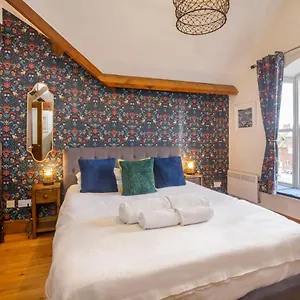  Apartment Centre Riverside Apartment-central Location United Kingdom